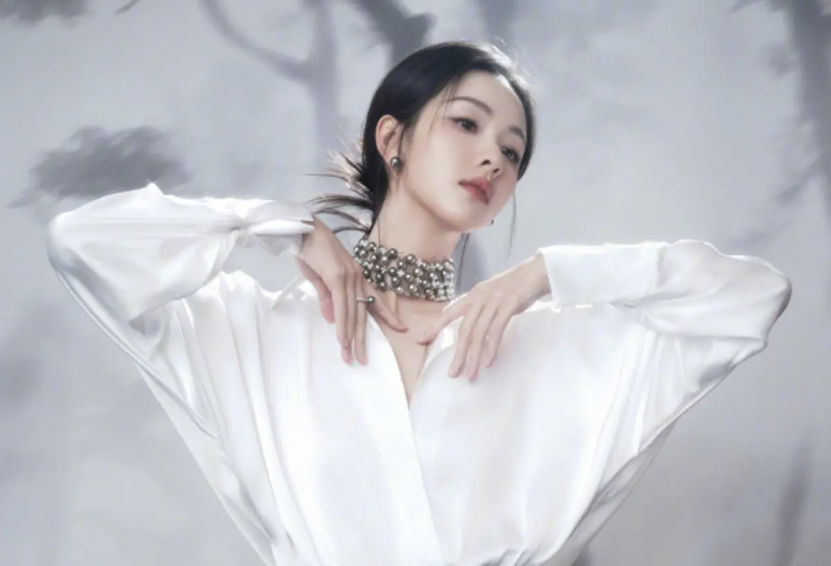 ▲中國女星陳都靈遭靈媒稱受虐後被獻祭，引發譁然，為此她公開發聲破除謠言。昨日她現身安徽衛視紅毯，還親自受訪聊新作品，看起來相當從容。（圖／陳都靈微博）