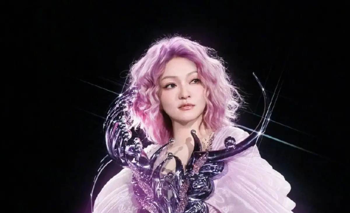 ▲張韶涵（如圖）換了髮型師後，被說是「裁員裁到大動脈」，演唱會造型精靈變阿姨，還有人說是邪惡後媽。（圖／翻攝自微博）