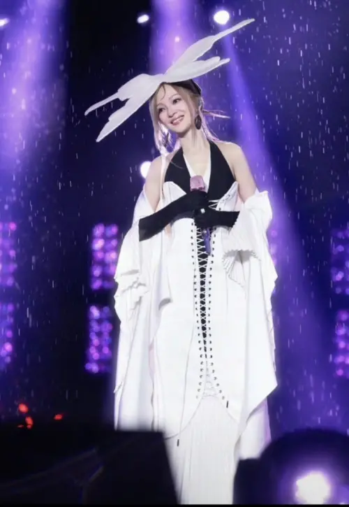 ▲張韶涵演唱會造型非常多變。（圖／翻攝自微博）