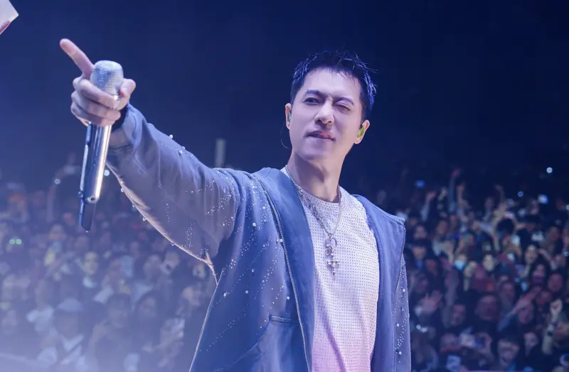 周湯豪無預警現身粉絲婚禮！舉麥克風嗨唱新歌　新娘哭到妝花掉