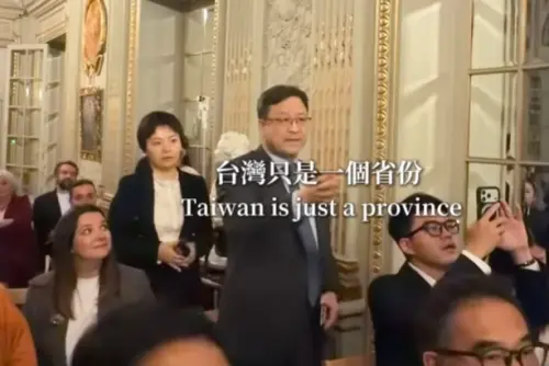 ▲主辦方頒獎時，在大螢幕上亮出了中華民國國旗，但這瞬間觸動了中國大使館人員敏感神經，起身大喊鬧場。（圖／IG@juxin_tea授權）