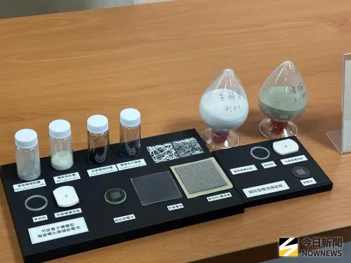 ▲中央大學氫能研究中心曾重仁主任研究團隊，在質子傳導型固態氧化物電解核心材料與微結構開發上取得重大技術突破，成功研製出較低溫下高效運作、同時兼具穩定與耐用的電極與電解質材料，並建立能讓反應更順暢的「多孔結構」。（圖／記者李青縈攝）