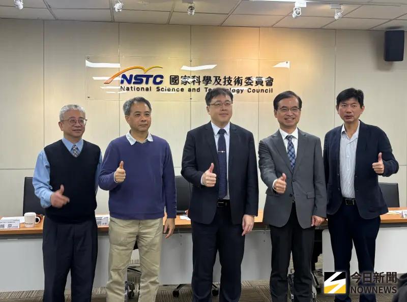 ▲由左至右分別為元智大學化學工程與材料科學系教授洪逸明、中研院原子與分子科學研究所研究員陳賜原、國科會工程處處長洪樂文、中央大學氫能研究中心主任曾重仁、中央大學材料科學與工程研究所特聘教授李勝偉。（圖／記者李青縈攝）