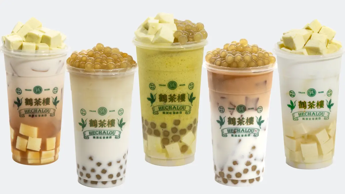 ▲鶴茶樓酪梨珍珠、酪梨凍真實口感全曝光！今新品「第二杯半價」手搖飲料優惠。「酪梨凍」使用真材實料酪梨果肉手工製作出濃郁森林奶油香氣；汲取酪梨香氣壓縮成淡綠色「酪梨珍珠」Q彈散發酪梨味，粉絲推薦「酪吉酪梨」酪梨冰沙。（圖／鶴茶樓hechaloutea.com.tw）