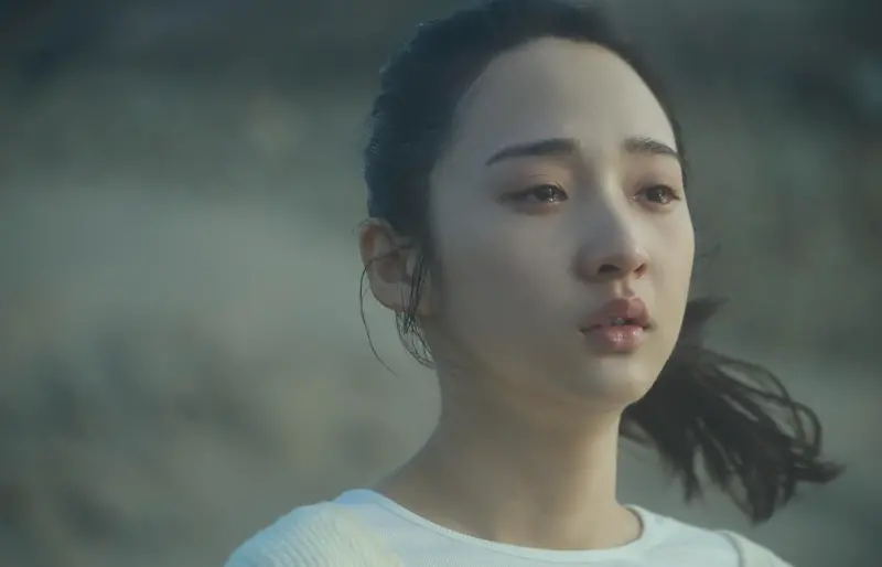 ▲李沐（如圖）在《如果我不曾見過太陽》結局中，看完曾敬驊給她的信後走入海中，許多人好奇那封信寫什麼，編導簡奇峯透露，一開始就沒設定好文字內容，希望大家用心感受。（圖／Netflix提供）