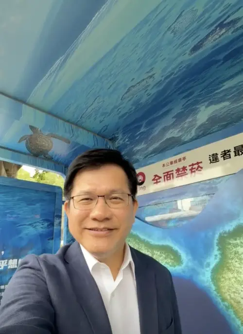 一秒到貝里斯藍洞！林佳龍玩0.5x自拍推友邦創意公車站亭
