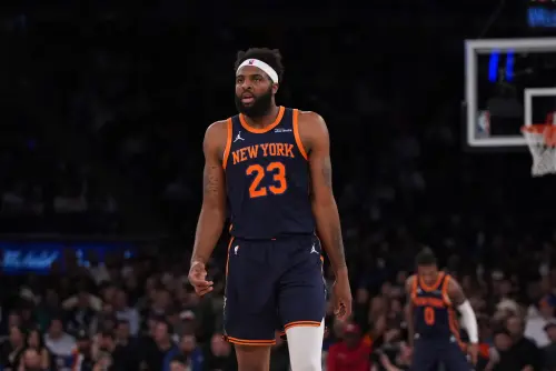 ▲紐約尼克隊在NBA盃冠軍戰殺出了一個「藍領版尤英（Patrick Ewing）」，徹底逆轉了比賽劣勢，尼克替補中鋒羅賓森（Mitchell Robinson）壓制了文班亞馬（Victor Wembanyama）。（圖／美聯社／達志影像）