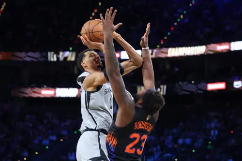 ▲羅賓森的噸位，讓身材偏瘦長的文班亞馬很不舒服。（圖／美聯社／達志影像）