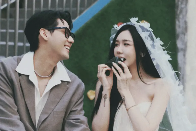 ▲李玉璽（左）和許允樂（右）修成正果，宣布結婚。李玉璽表示，許允樂遇事時不說教，只牽他手，很令他感動。（圖／翻攝自李玉璽臉書）