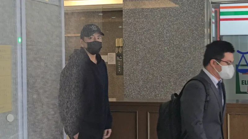 ▲藝人王大陸懷疑閃兵集團主嫌收360萬失聯是詐騙他，前往台北市刑大報案，卻不用比照一般民眾錄音錄影，而是在隊長辦公室由小隊長問案並筆記案發經過。（圖／記者劉松霖攝）