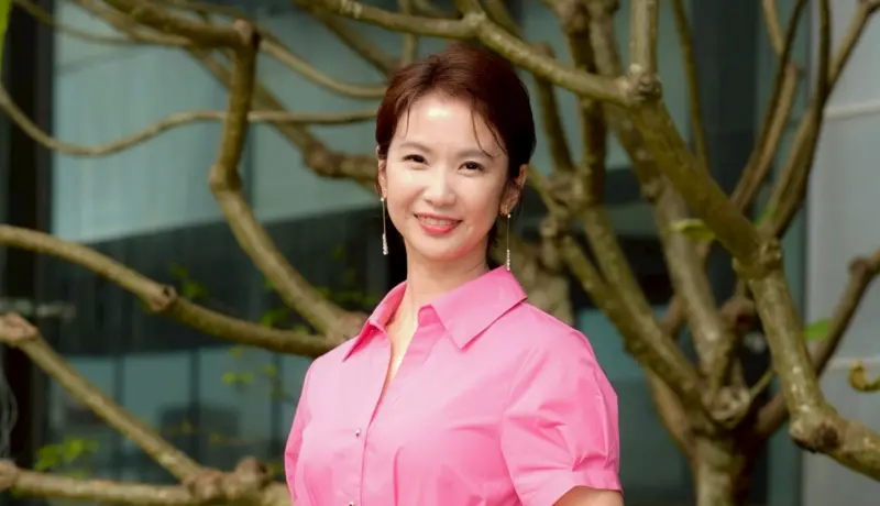 ▲47歲陳小菁（如圖）嫁給二婚的林佐岳，當現成阿嬤有9個孫子，林秀玲驚訝，「跑這麼快！」（圖／三立提供）