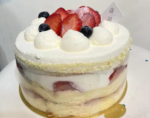 訂12顆草莓生日蛋糕！實體「變6顆切片」客傻眼　蒔初甜點道歉了
