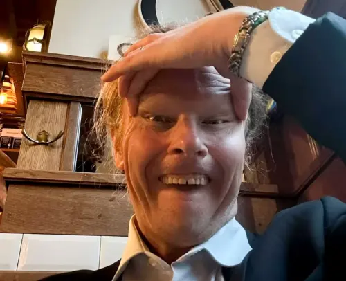 ▲芬蘭人黨國會議員埃羅拉（Juho Eerola）做出拉眼角動作力挺芬蘭小姐札夫斯（Sarah Dzafce），引發爭議。（圖／翻攝自Juho Eerola臉書）