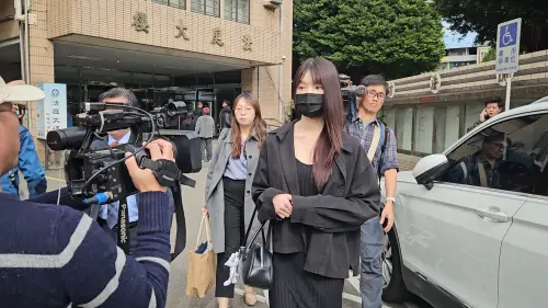 ▲王大陸的直播主女友闕沐軒開庭結束後先離開法庭大樓。（圖／記者劉松霖攝）