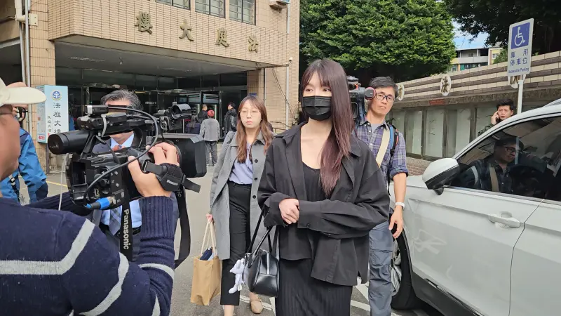 ▲王大陸的直播主女友闕沐軒開庭結束後先離開法庭大樓。(圖/記者劉松霖攝)