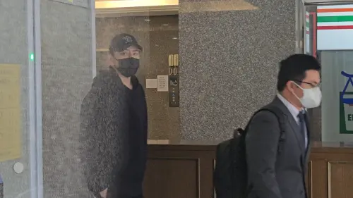 ▲王大陸等女友離開3分鐘後才下樓。（圖／記者劉松霖攝）