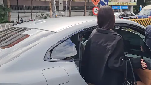 ▲闕沐軒並未與王大陸同車，而是搭市價279萬元的BMW i4出庭。（圖／記者劉松霖攝）