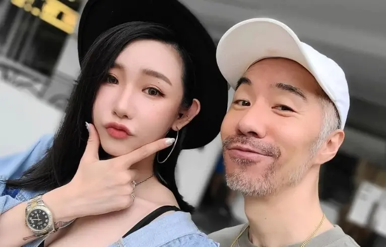 ▲許允樂（左）昔遭張兆志（右）30年好友抹黑，不料張兆志時隔多年又遇到對方，毫無悔意模樣，讓他忍不住開直播揭真相，心痛怒喊：「讓你們下輩子不順利」。（圖／許允樂IG@byleway）