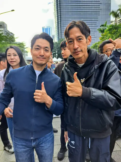 ▲唐治平在街頭巧遇台北市長蔣萬安（左），兩人同框比讚。（圖／唐治平臉書）