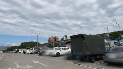 快訊／雙園河濱停車場驚傳命案　收費員開單驚見賓士車內男屍
