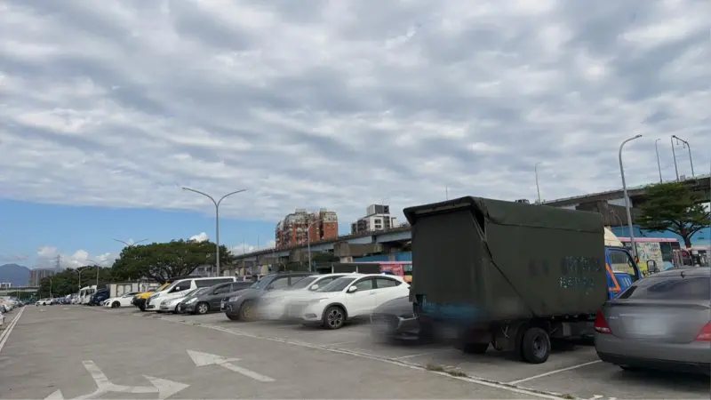 ▲收費員開單時忽見一名男子陳屍在駕駛座，嚇得立即打電話報警。（圖／翻攝畫面）