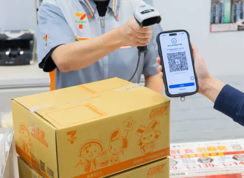 ▲7-11取包裹沒帶證件也能領，官方積極響應數位發展部政策，推廣「數位憑證皮夾」服務。（圖／7-11提供）