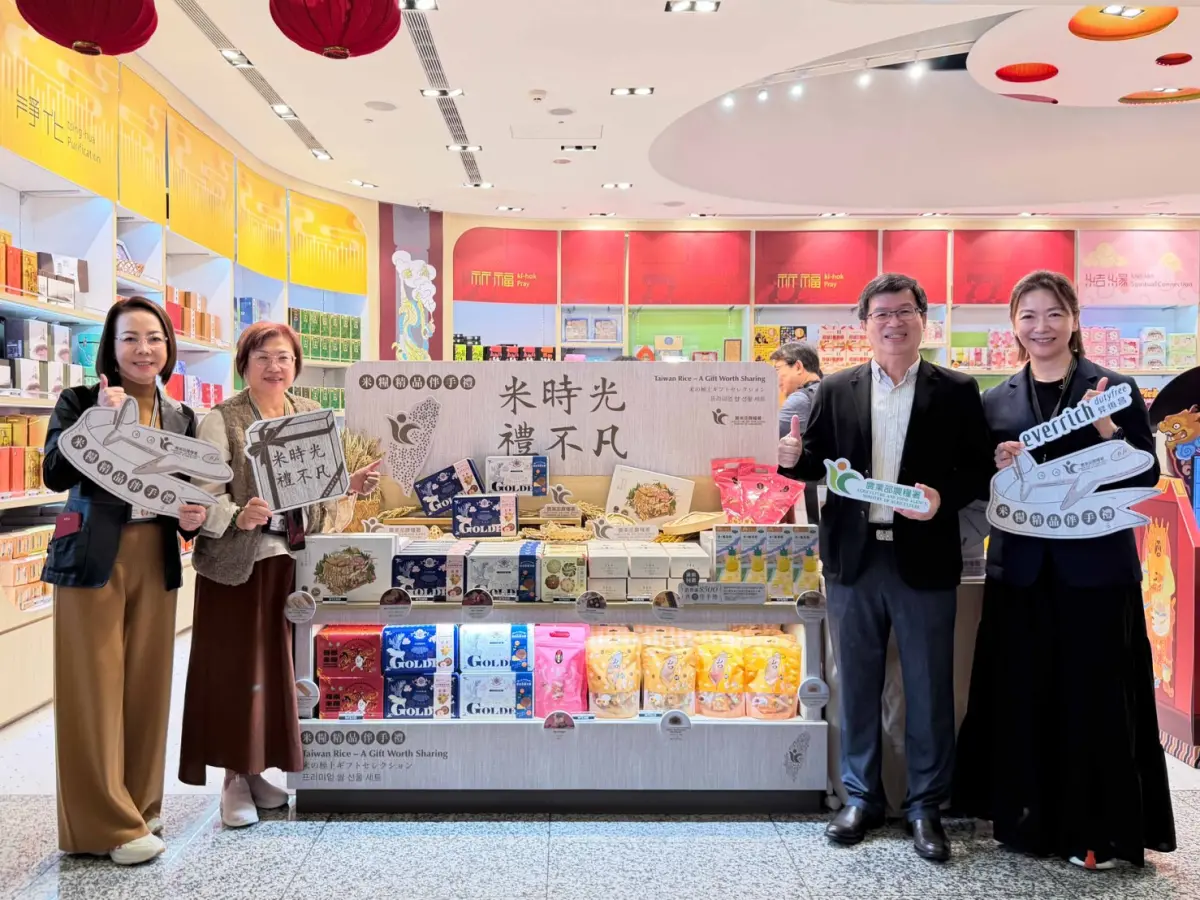 ▲農糧署黃昭興副署長（右二）、昇恆昌王平副總經理（右一）、潘翠宜副總經理（左一）、桃園機場業務處副處長陳玲瑛（左二），一同啟動米糧精品伴手禮專區。（圖／農業部農糧署提供）