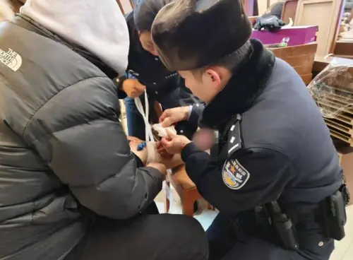 ▲中國哈爾濱日前有一名湖南遊客，在攝氏零下20度的天氣僅穿單薄長褲，小腿靜脈曲張血管破裂，噴出大量鮮血。（圖／翻攝自微博）