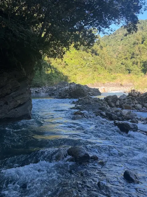 ▲民眾拍下芃芃野溪溫泉最新現況，溪水已經淹沒原本的溫泉區，全部都變成冷水了。（圖／Threads@ping9038）