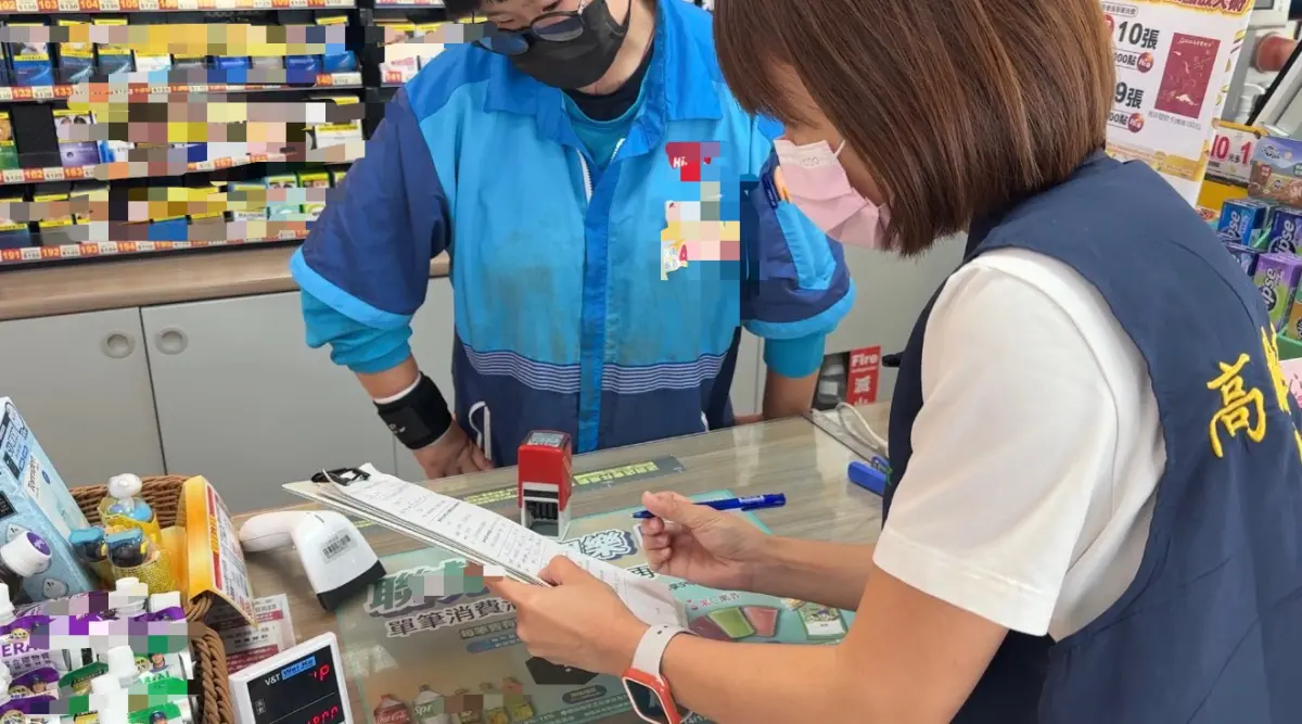 ▲衛生局所人員稽查現場調製飲品咖啡因含量標示情形。（圖／高雄市衛生局）