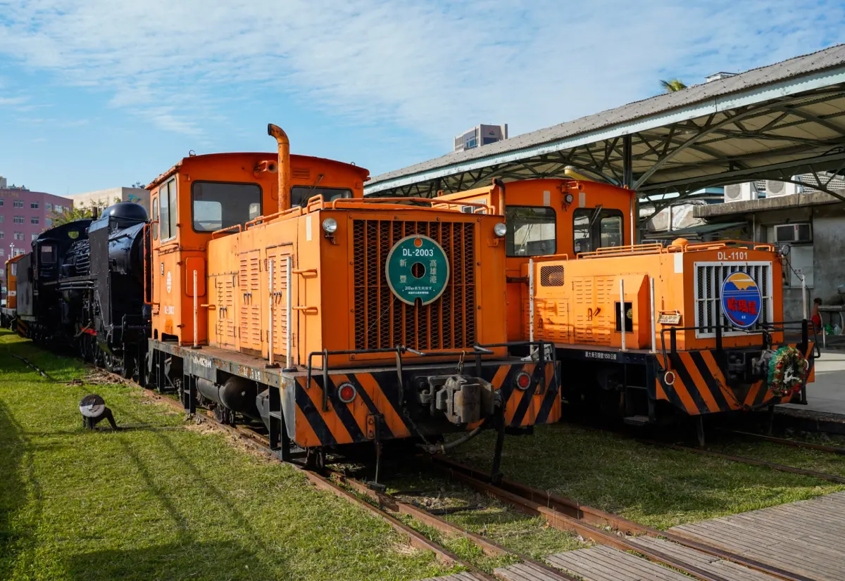 ▲DL-2003展示於故事館月台前鐵道股道。（圖／舊打狗驛故事館提供）