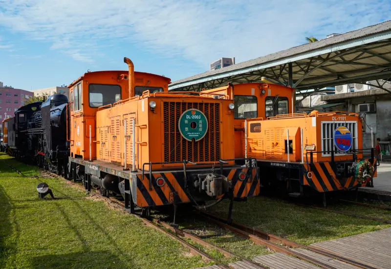 ▲DL-2003展示於故事館月台前鐵道股道。（圖／舊打狗驛故事館提供）