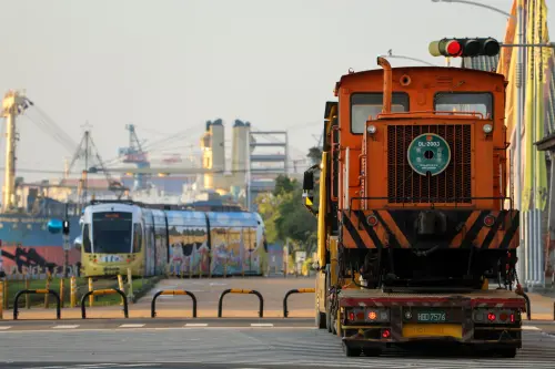 ▲DL-2003與高雄港、輕軌合影。（圖／舊打狗驛故事館提供）