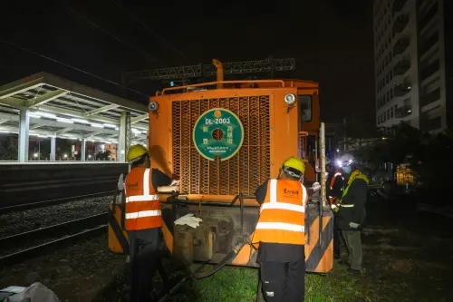 ▲舊打狗驛故事館志工團懸掛車頭牌。（圖／舊打狗驛故事館提供）