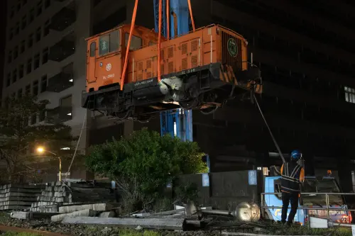 ▲DL-2003貨車移動機於新豐站吊掛。（圖／舊打狗驛故事館提供）