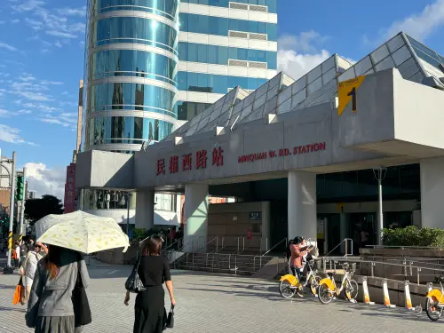 ▲民權西路生活圈產品類型多元，從小坪數套房至高端住宅一應俱全。目前屋齡20年以上的中古屋，房價普遍站穩8字頭。（圖／記者徐銘穗攝）