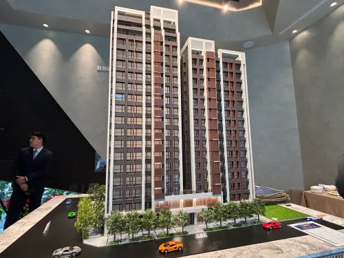 ▲毅聯首馥採 18 層與 15 層的制震雙塔設計，導入工程權威戴雲發研發的 Alfa Safe 柱中柱耐震系統與 NEW RC 結構，耐震等級可抗六級地震，並提供全棟十年防水保固。（圖／記者徐銘穗攝）