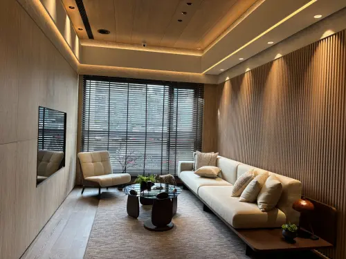 ▲毅聯首馥37坪3房樣品屋，客廳空間仍寬敞。（圖／記者徐銘穗攝）