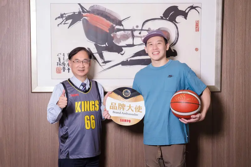 ▲TPBL新北國王球星李愷諺再度以行動回饋社會，延續連續兩年的球衣公益計畫，今年將目光鎖定震後重創的花蓮地區，攜手家電品牌聲寶，將13件球衣義賣的善款轉化為實質物資，捐贈共100台電暖器。（圖／聲寶提供）