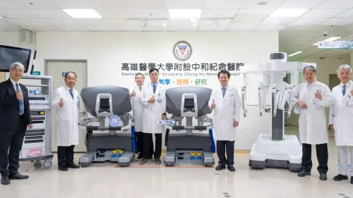 ▲因應日益成長的手術需求，高醫近期投資上億元引進進階版達文西機械手臂手術系統頂規組合，導入南台灣唯一「達文西雙醫師主控台」與「連動手術床系統」。（圖／高醫提供）
