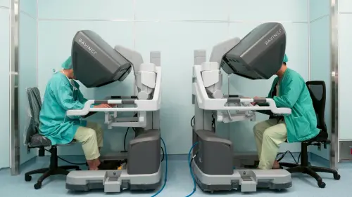 ▲達文西雙醫師主控台讓兩位主刀醫師能同步操作機械手臂、共享3D影像，可進行跨科合作與高難度複合型手術，同時也讓教學更直觀、更安全。（圖／高醫提供）