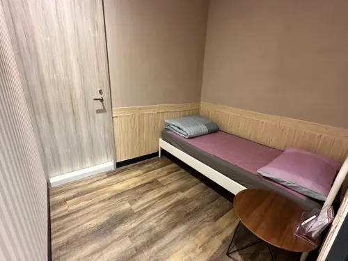 ▲駕駛人休息室內有躺椅可以供駕駛人利用，女性還有獨立隔間。（示意圖／高公局官網）