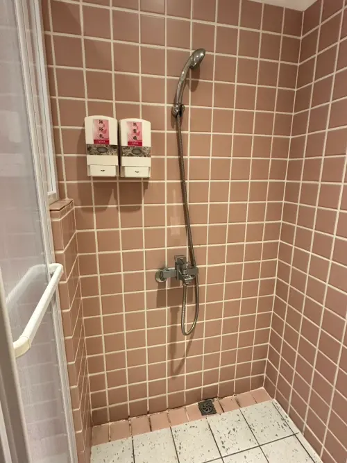 ▲駕駛人休息室還有提供沐浴間，讓車主清洗身體。（圖／高公局官網）