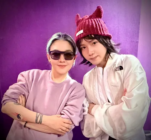 ▲新生代歌手持修（右）、歌壇老將范曉萱（左），和張惠妹一樣，都要到台東唱跨年演唱會，兩人昨（16）日已開始練唱。（圖／台東縣政府提供）