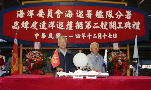 ▲台灣國際造船公司副總經理顏聰輝(右)與海巡署艦隊分署副分署長吳瑞祥(左)舉行開工儀式。(圖／台灣國際造船公司提供)