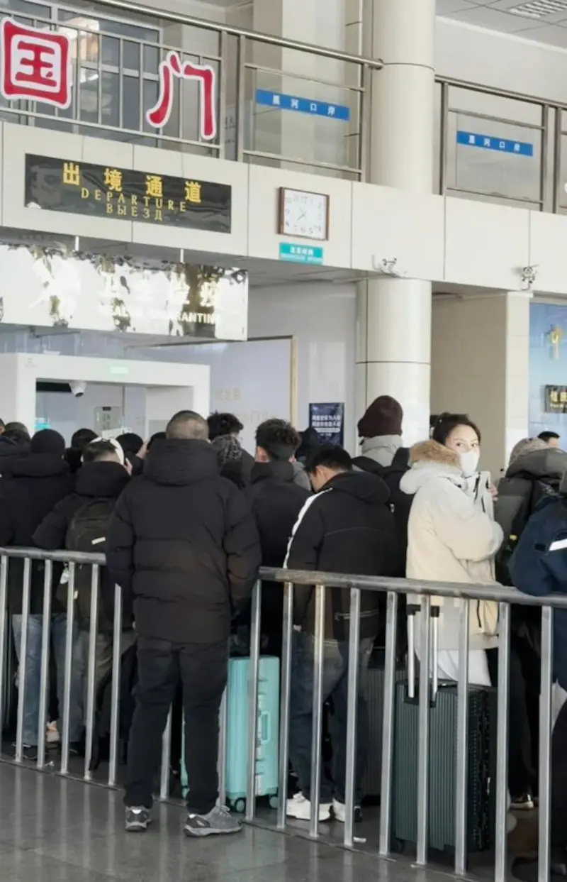 ▲中國遊客排隊準備前往俄羅斯。(圖/翻攝自微博)