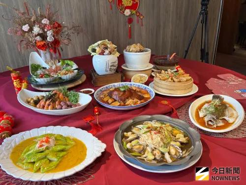 ▲台中范頭家客家餐廳，今年首辦廚藝競賽評選出年菜組合「馬上客好菜」，共有八道菜一湯一甜點。（圖／記者金武鳳攝，2025.12.17)