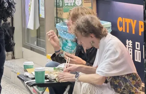 外國客坐超商門口「傘架當餐桌」！優雅用餐畫面曝光　台人戰翻了
