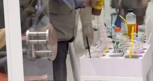 ▲韓國明洞等商圈的服飾店或精品店，常會在門口設置這種飲料杯架，外型與台灣超商擺放的雨傘架超相似，只差在高度不同。（示意圖／Threads）