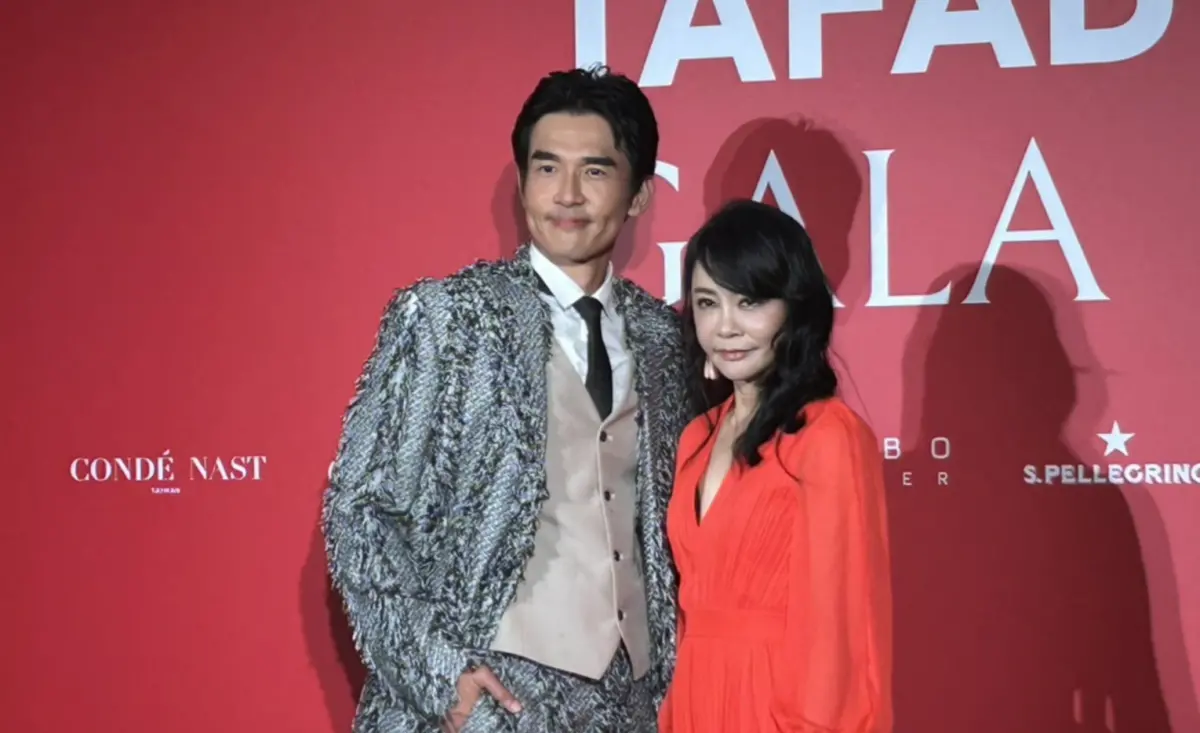 ▲柴智屏（右）今晚和楊一展出席時尚活動，結果一直被問F4，她也大方分享看法，認為朱孝天的確太衝動，對其他人不尊重。（圖／記者李欣容攝）